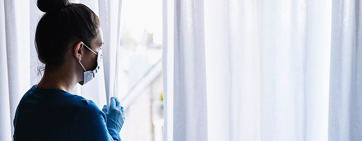 加古川の歯医者・歯科 fearful woman in corona COVID-19 quarantine looking out of windo